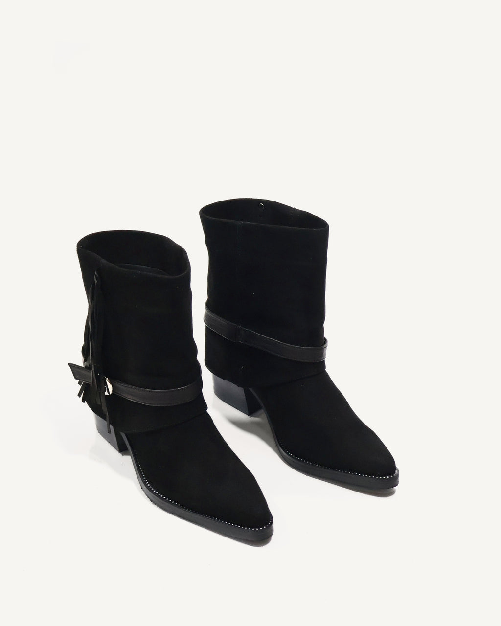 Botines en Doble Capa de Cuero Gamuza con Flecos y Correa Alina Negro - Antonina