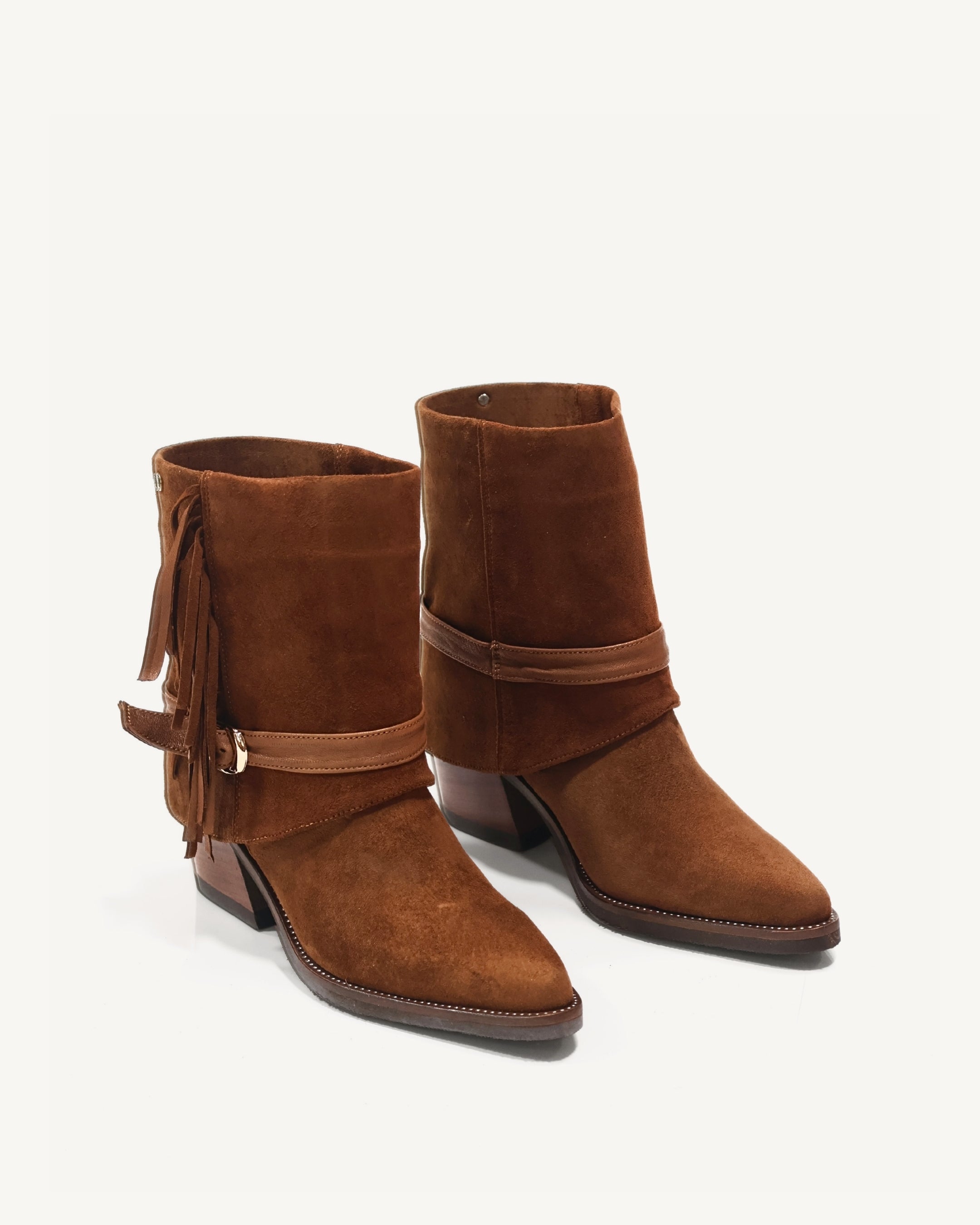 Botines en Doble Capa de Cuero Gamuza con Flecos y Correa Alina Tabaco - Antonina