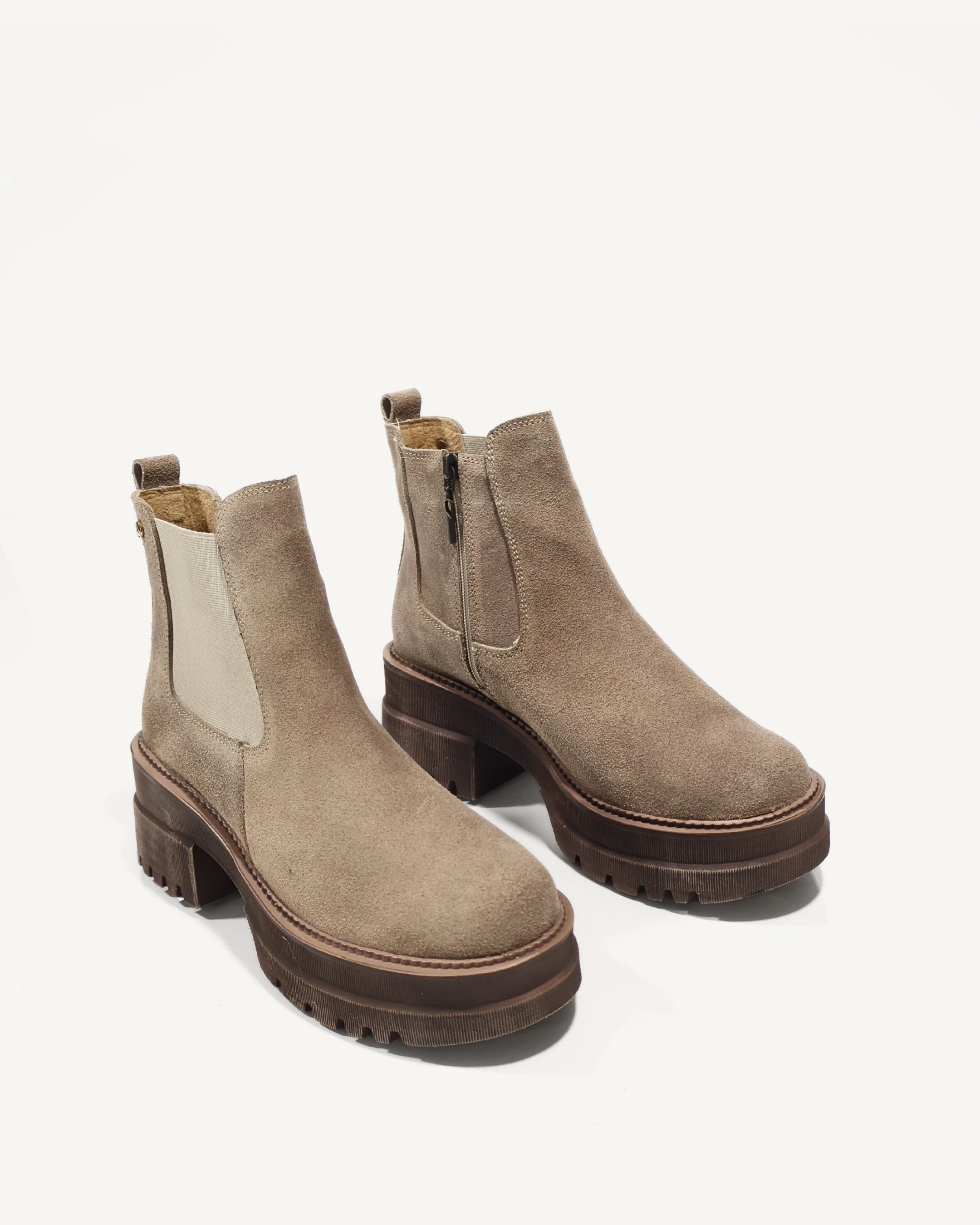 Botines en Cuero Carnaza Amalia Almendra