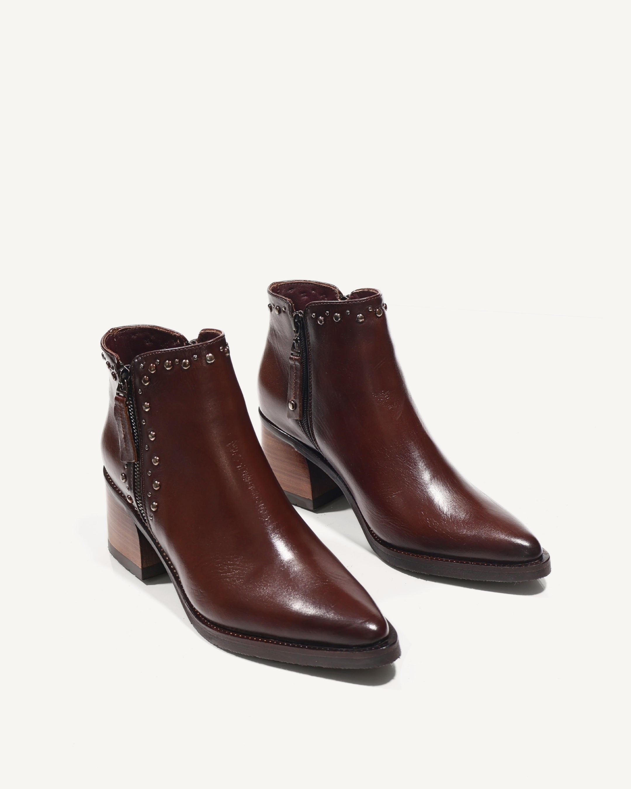 Botines en Cuero con Taches Aria Coñac