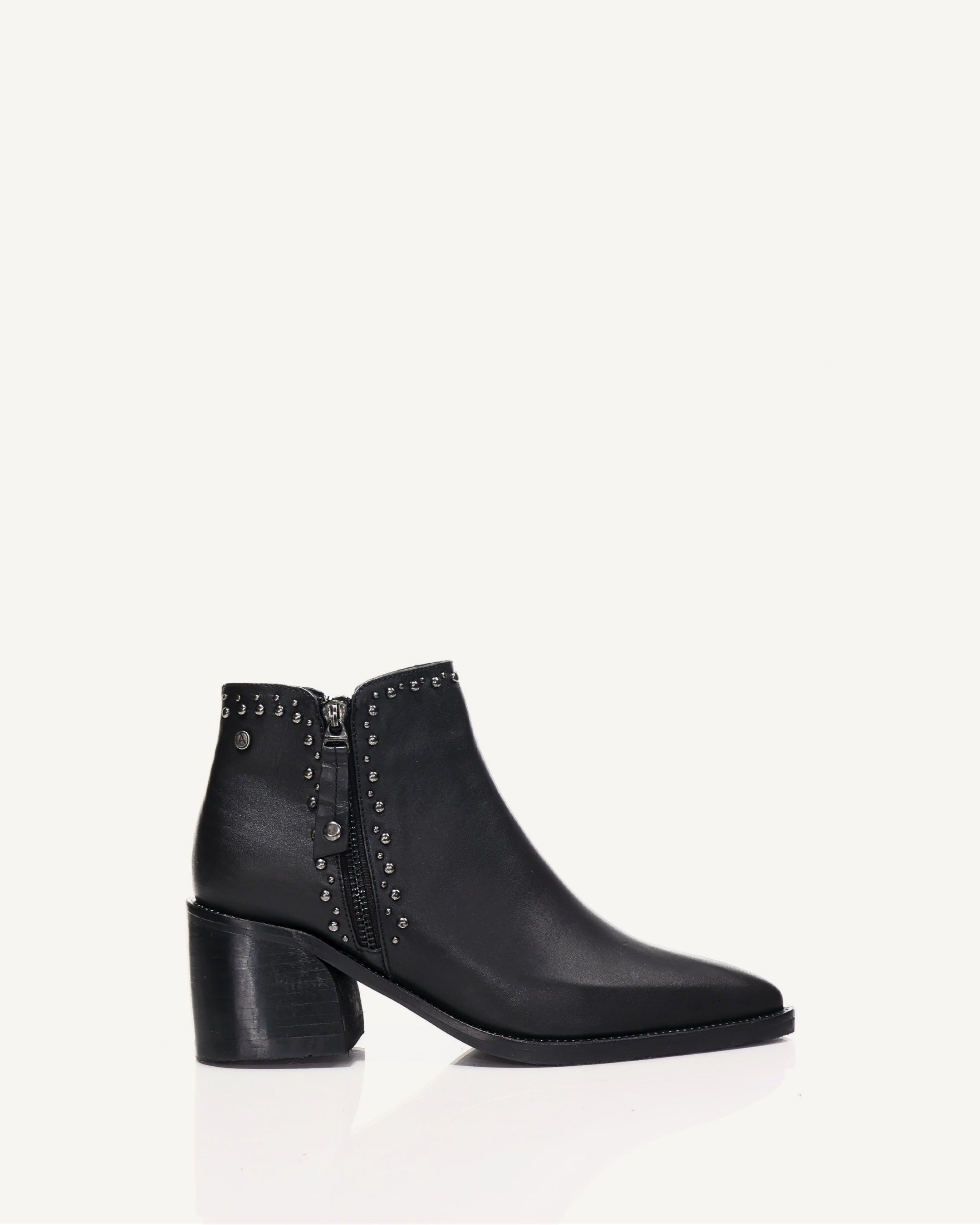 Botines en Cuero con Taches Aria Negro - Antonina