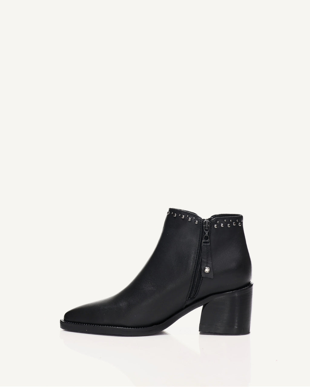 Botines en Cuero con Taches Aria Negro - Antonina