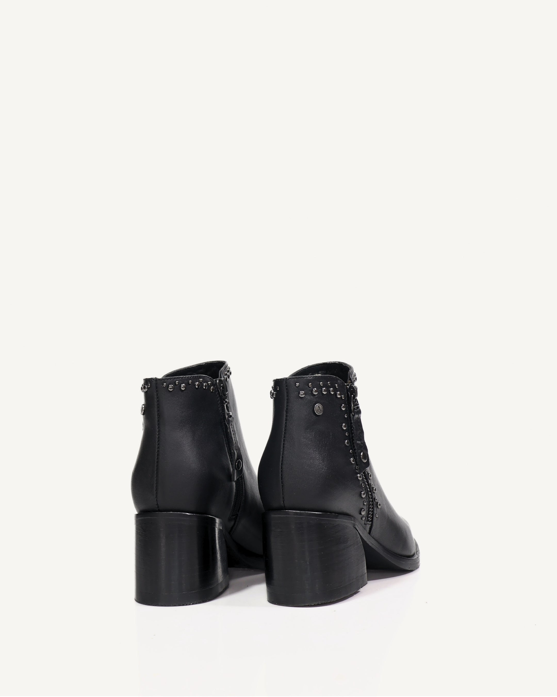 Botines en Cuero con Taches Aria Negro - Antonina