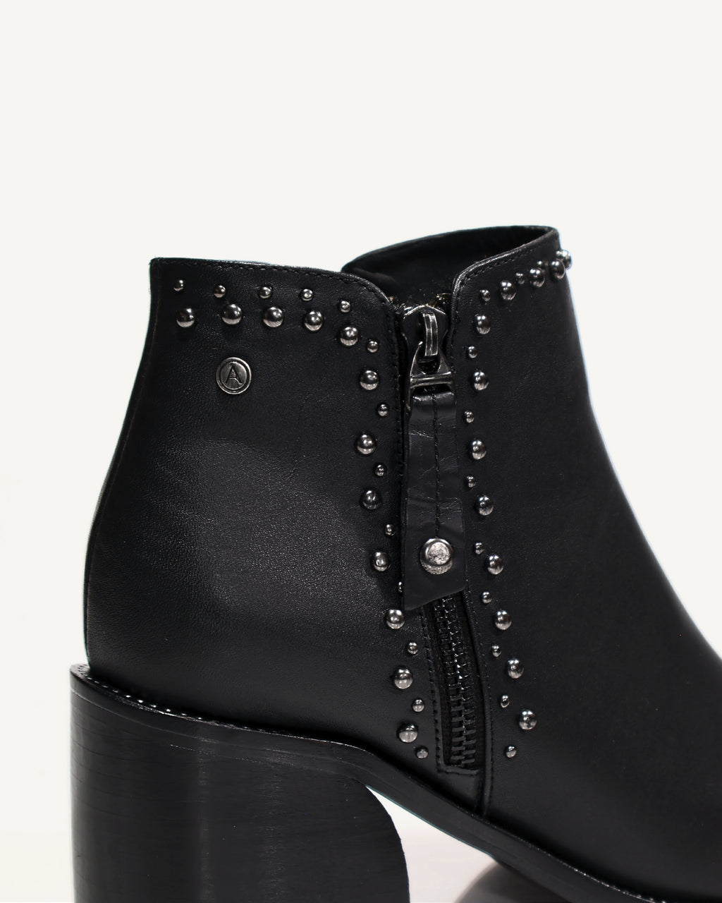 Botines en Cuero con Taches Aria Negro - Antonina
