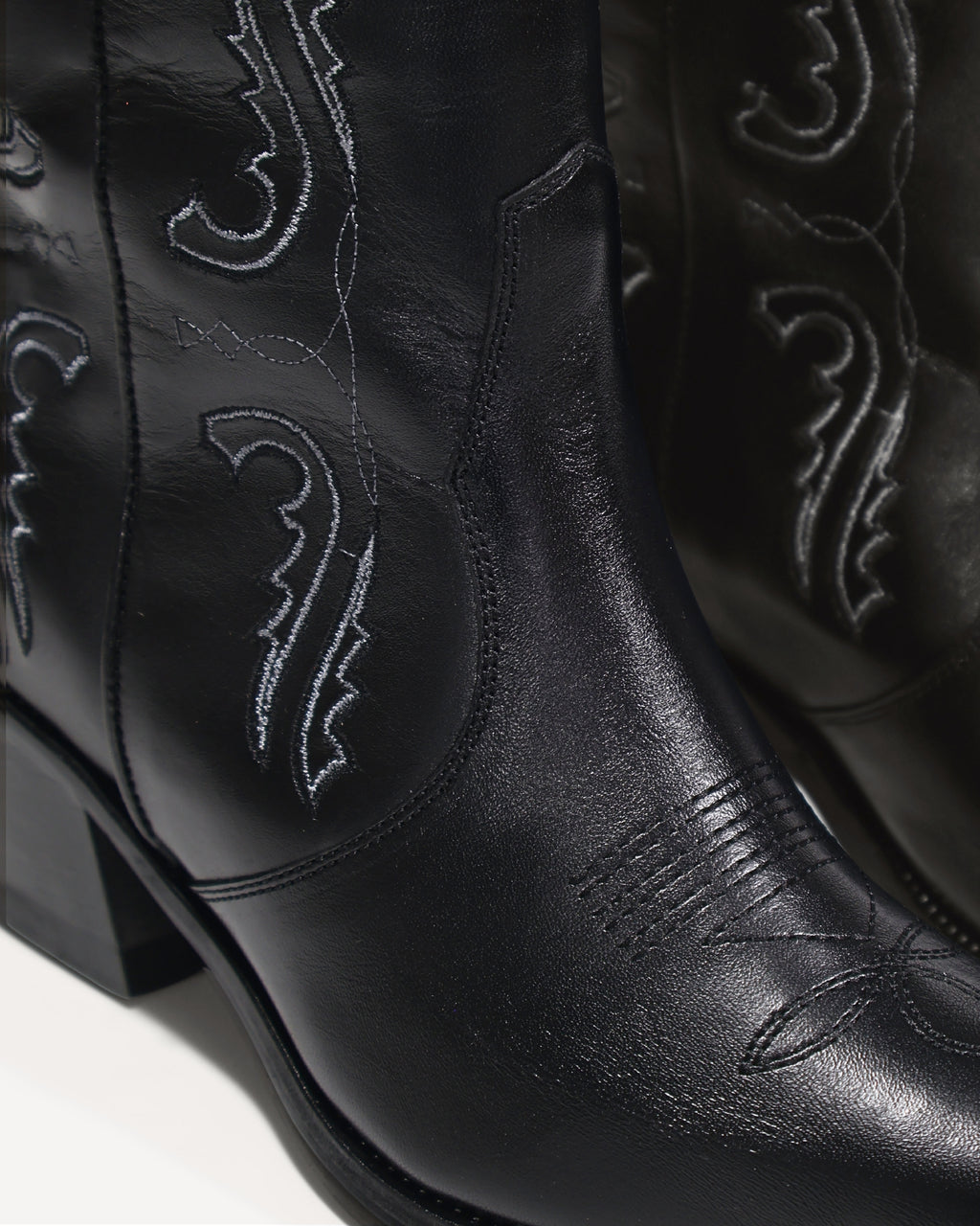 Botines Texanos con Bordado Austin Negro - Antonina