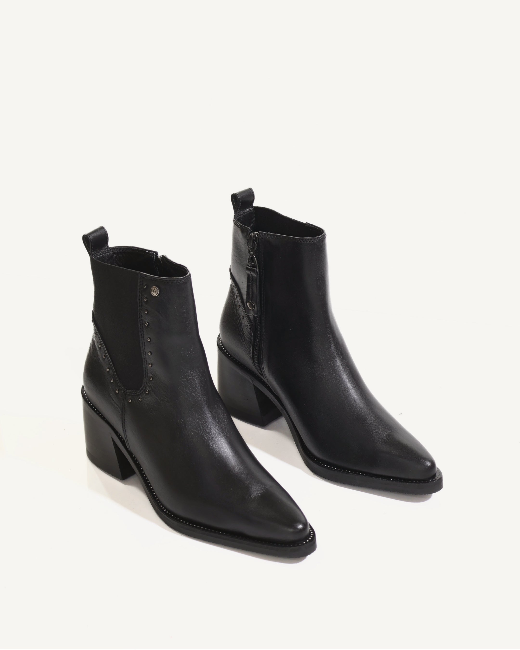 Botines en Cuero con Resorte Boston Negro - Antonina