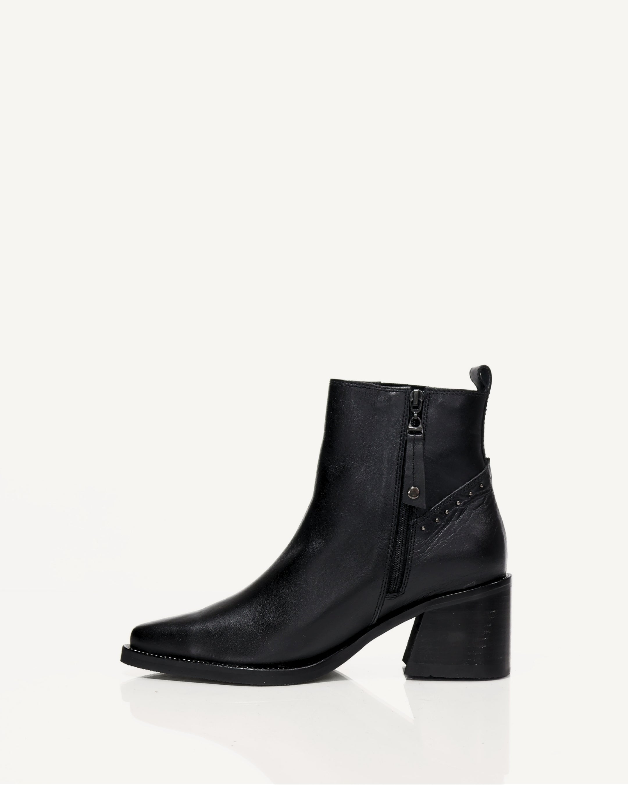 Botines en Cuero con Resorte Boston Negro - Antonina