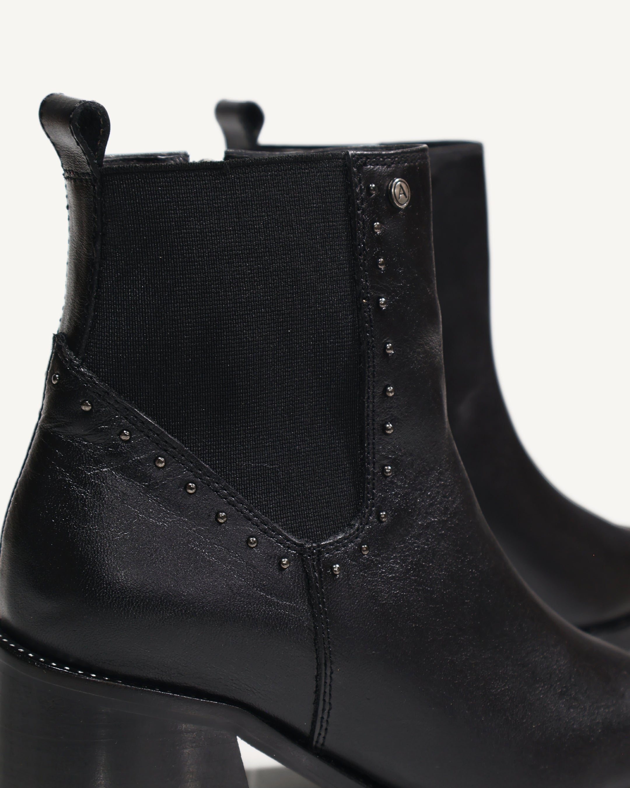 Botines en Cuero con Resorte Boston Negro - Antonina