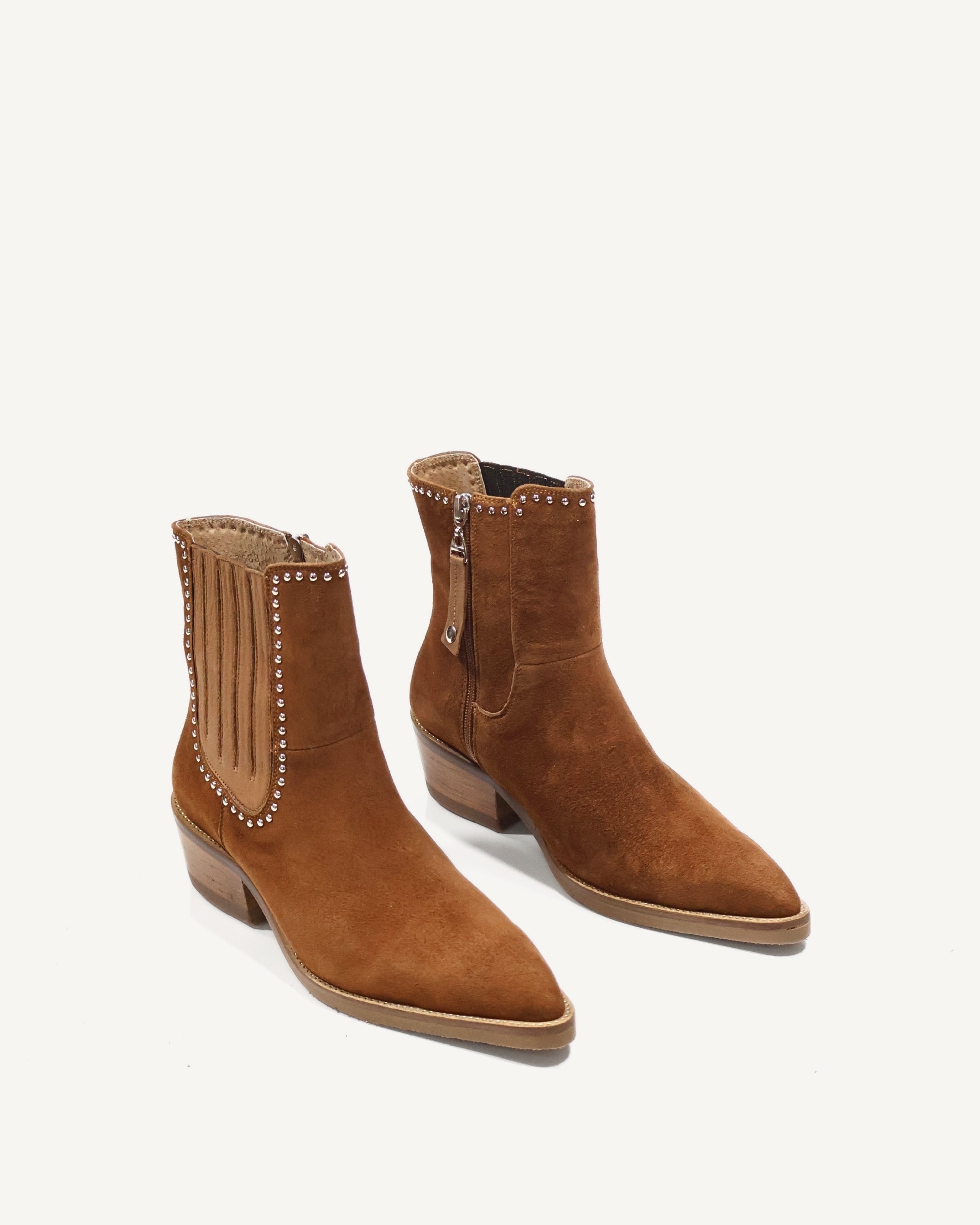 Botines en Cuero Gamuza con Resorte Dana Almendra - Antonina