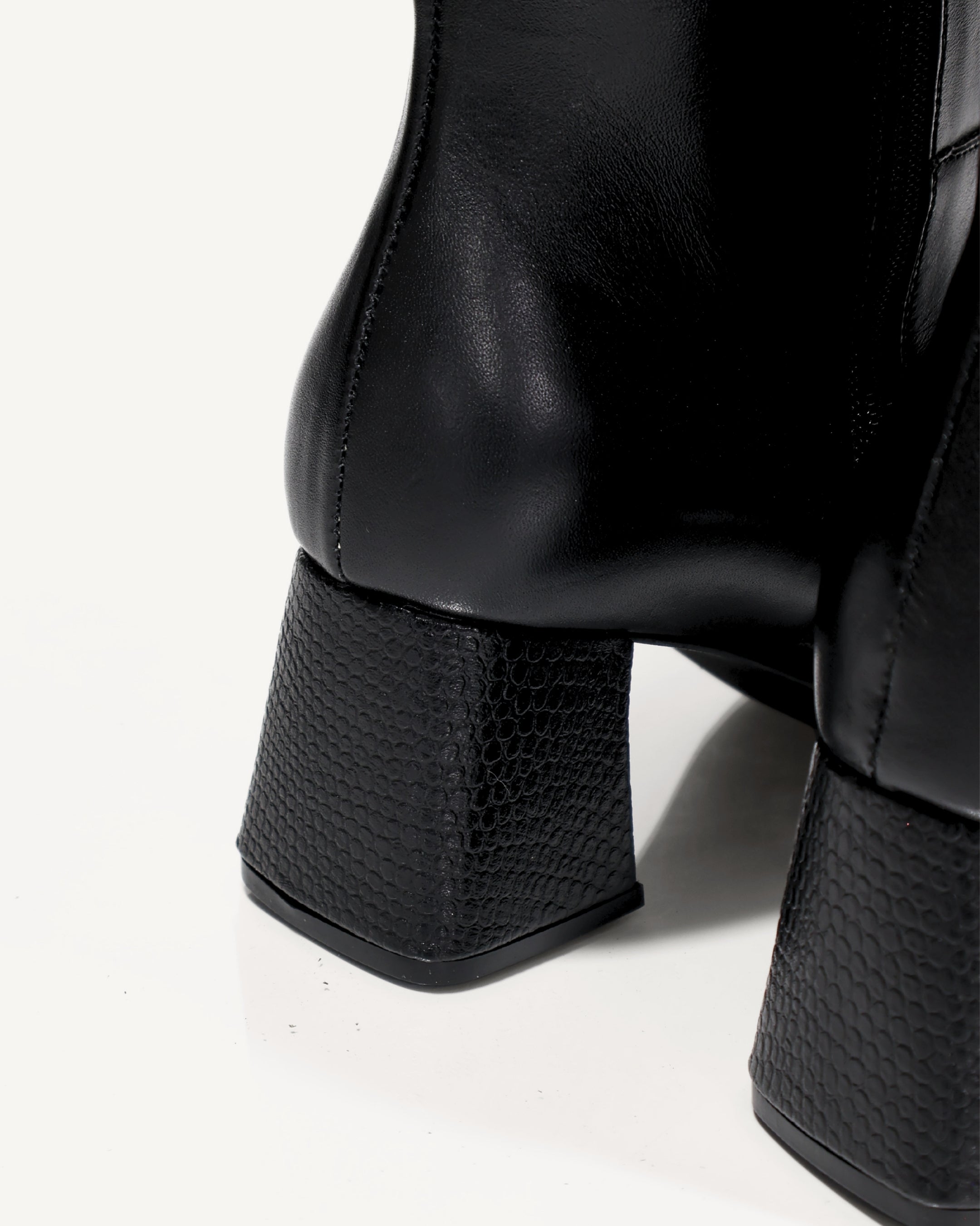 Botas en Cuero con Tacón Forrado en Cuero Galea Negro - Antonina