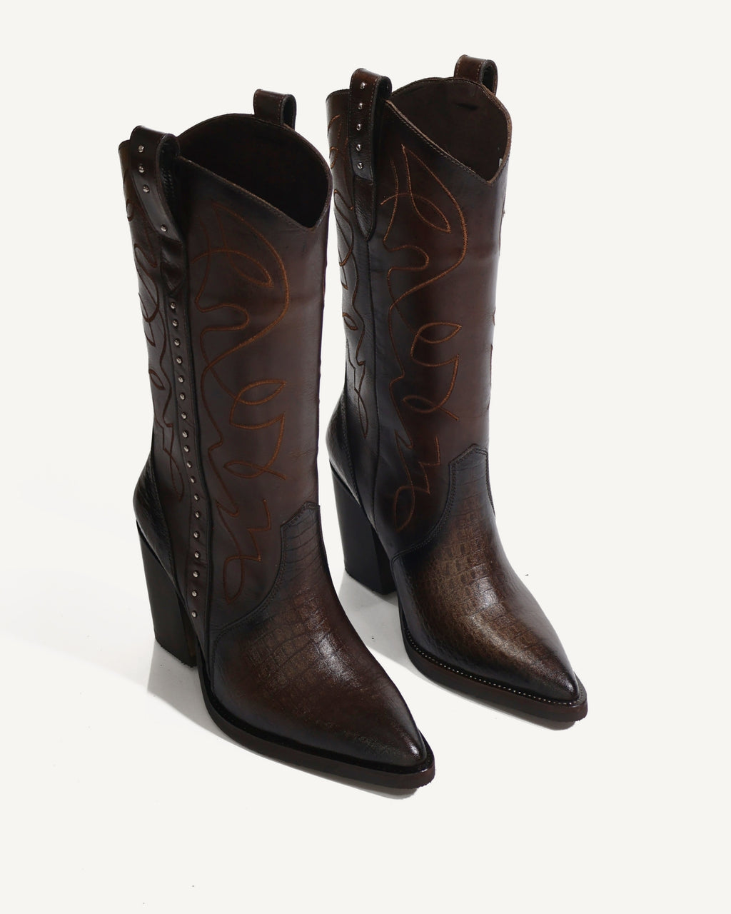 Botas Texanas Caña Media en Cuero con Bordado y Taches Guadalajara Chocolate - Antonina