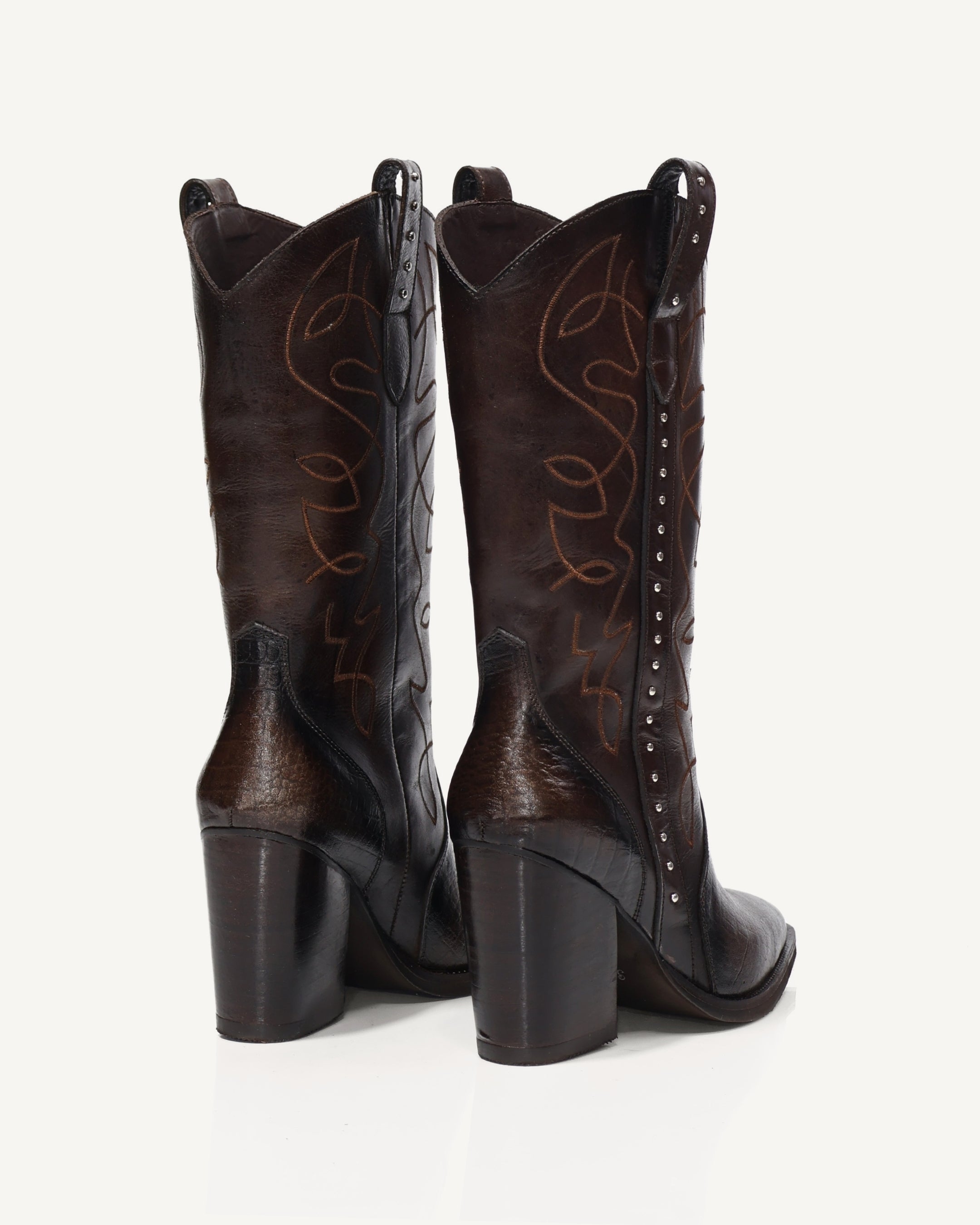 Botas Texanas Caña Media en Cuero con Bordado y Taches Guadalajara Chocolate - Antonina