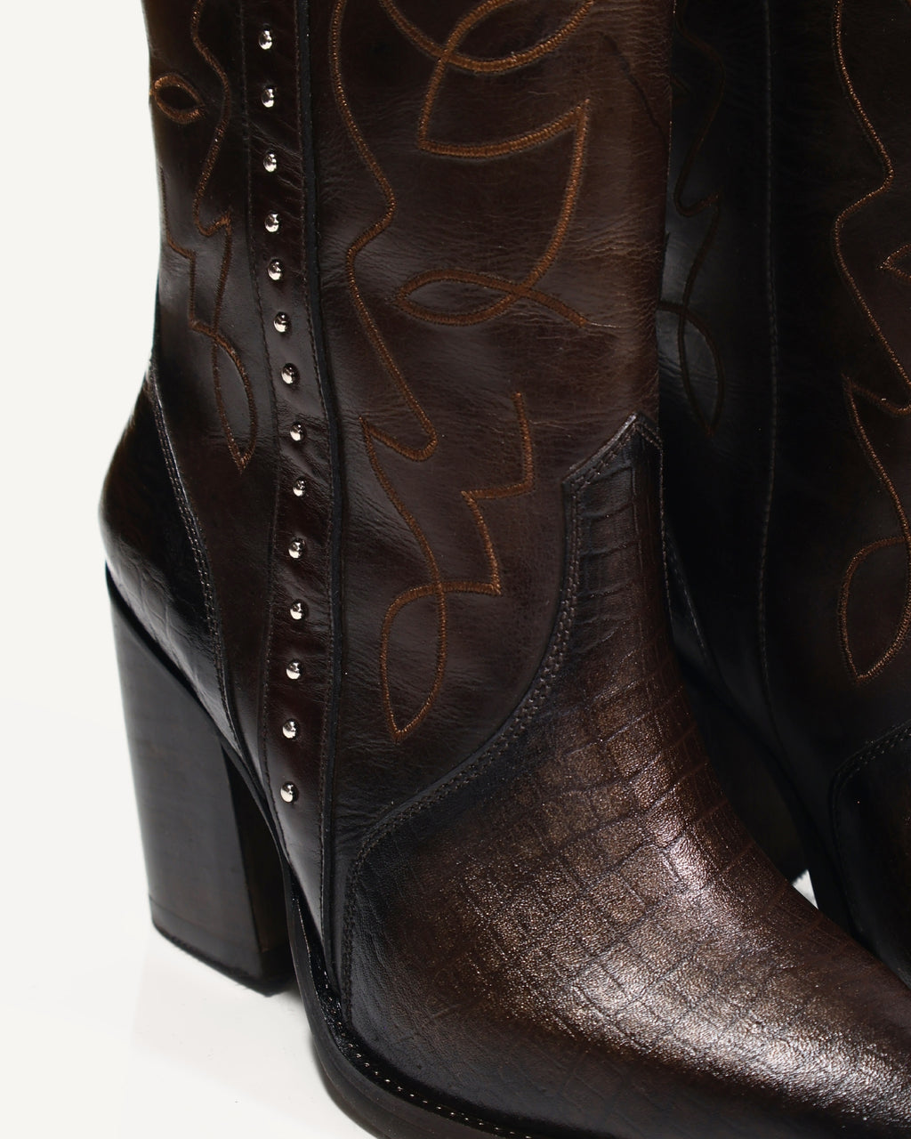 Botas Texanas Caña Media en Cuero con Bordado y Taches Guadalajara Chocolate - Antonina