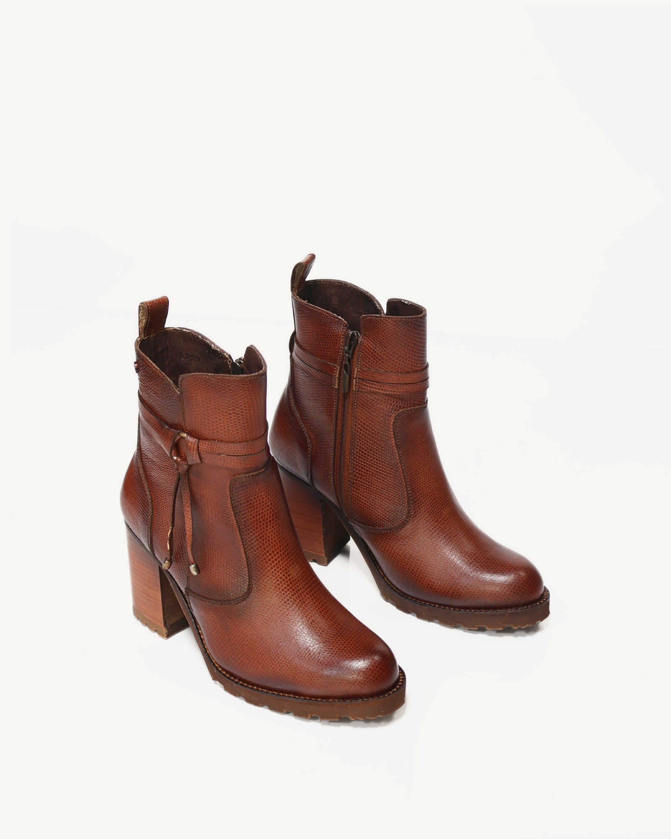 Botines en Cuero con Correa Decorativa Jessica Miel