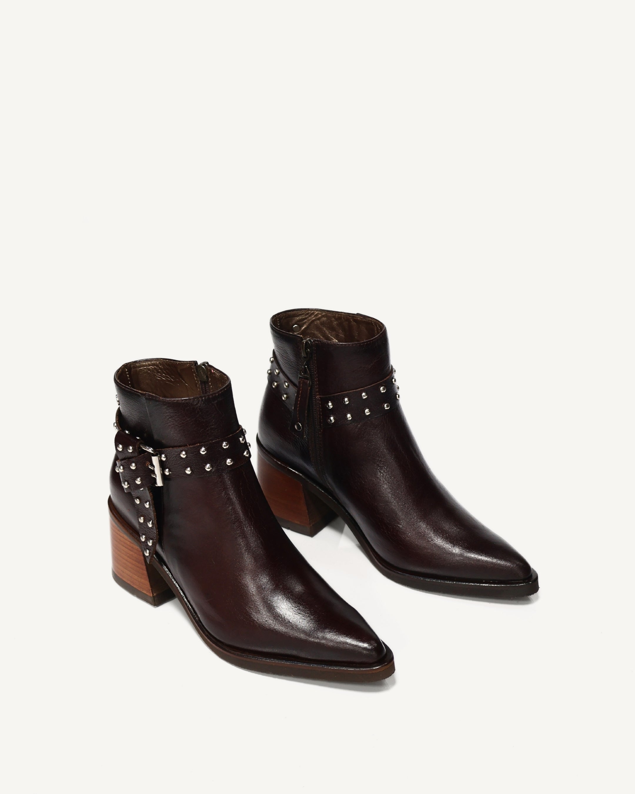 Botines en Cuero con Corre de Cuero y Taches Lore Chocolate - Antonina