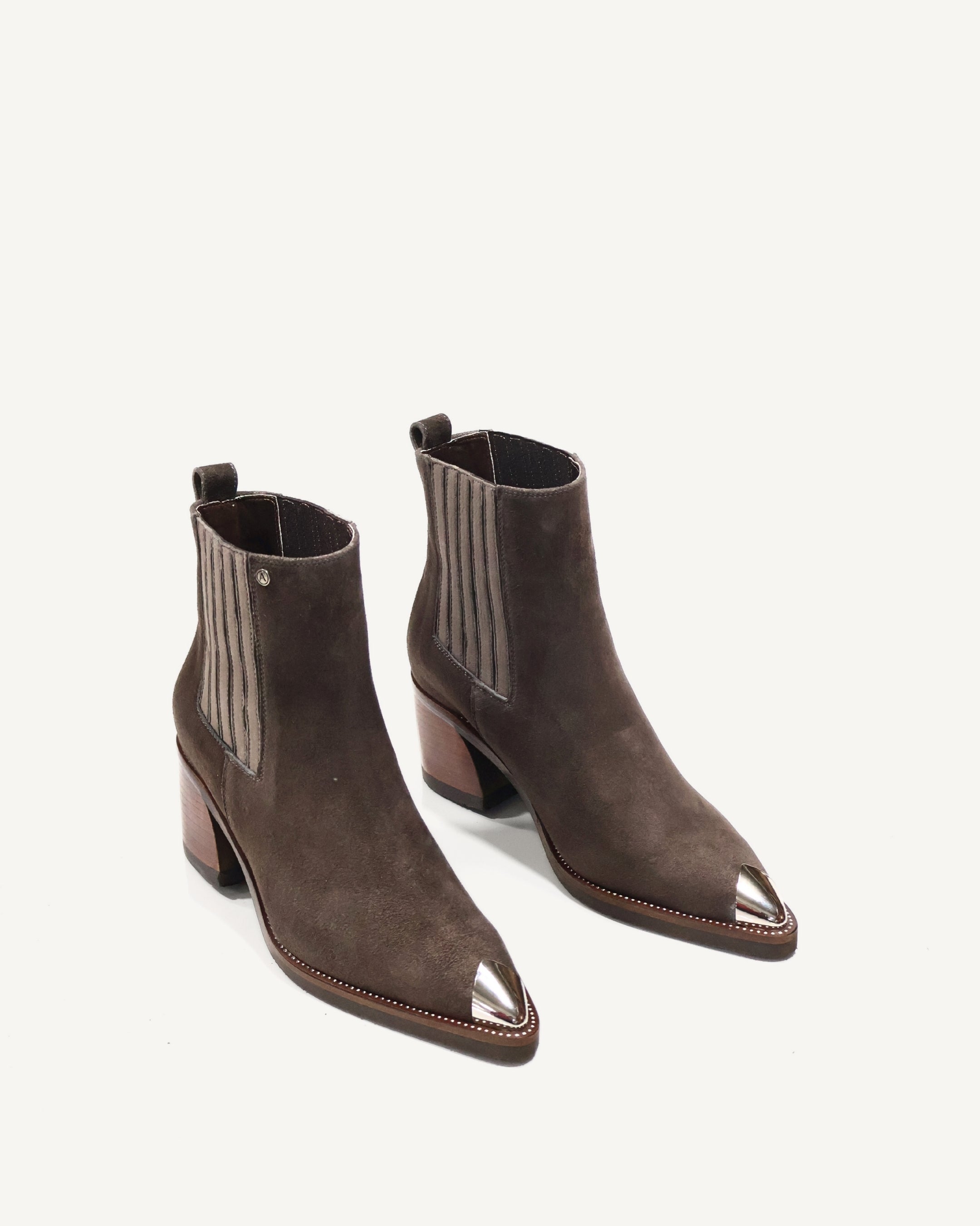 Botines en Cuero Gamuza con Puntera Milano Taupé - Antonina