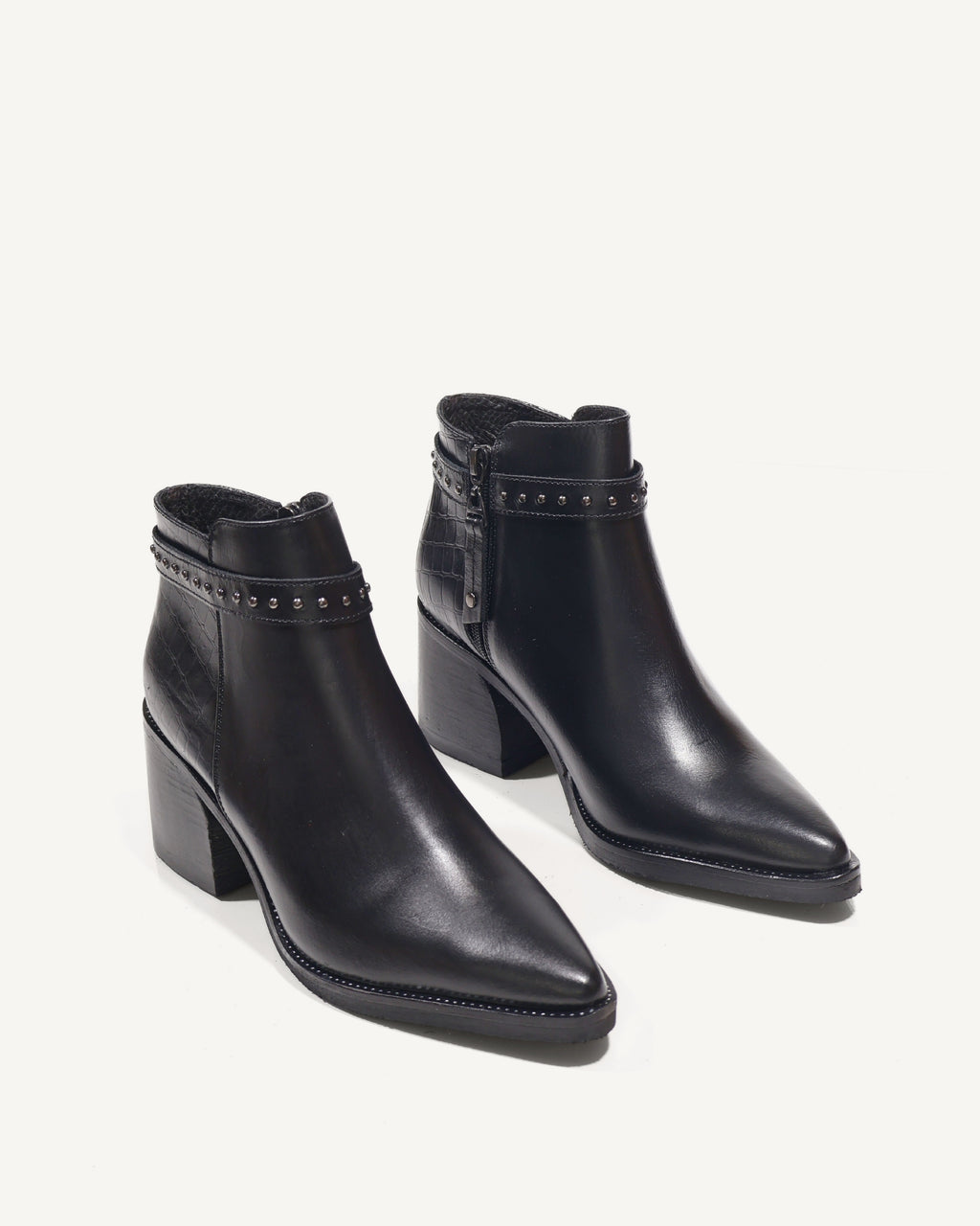 Botines en Cuero con Correa de Taches Morga Negro - Antonina