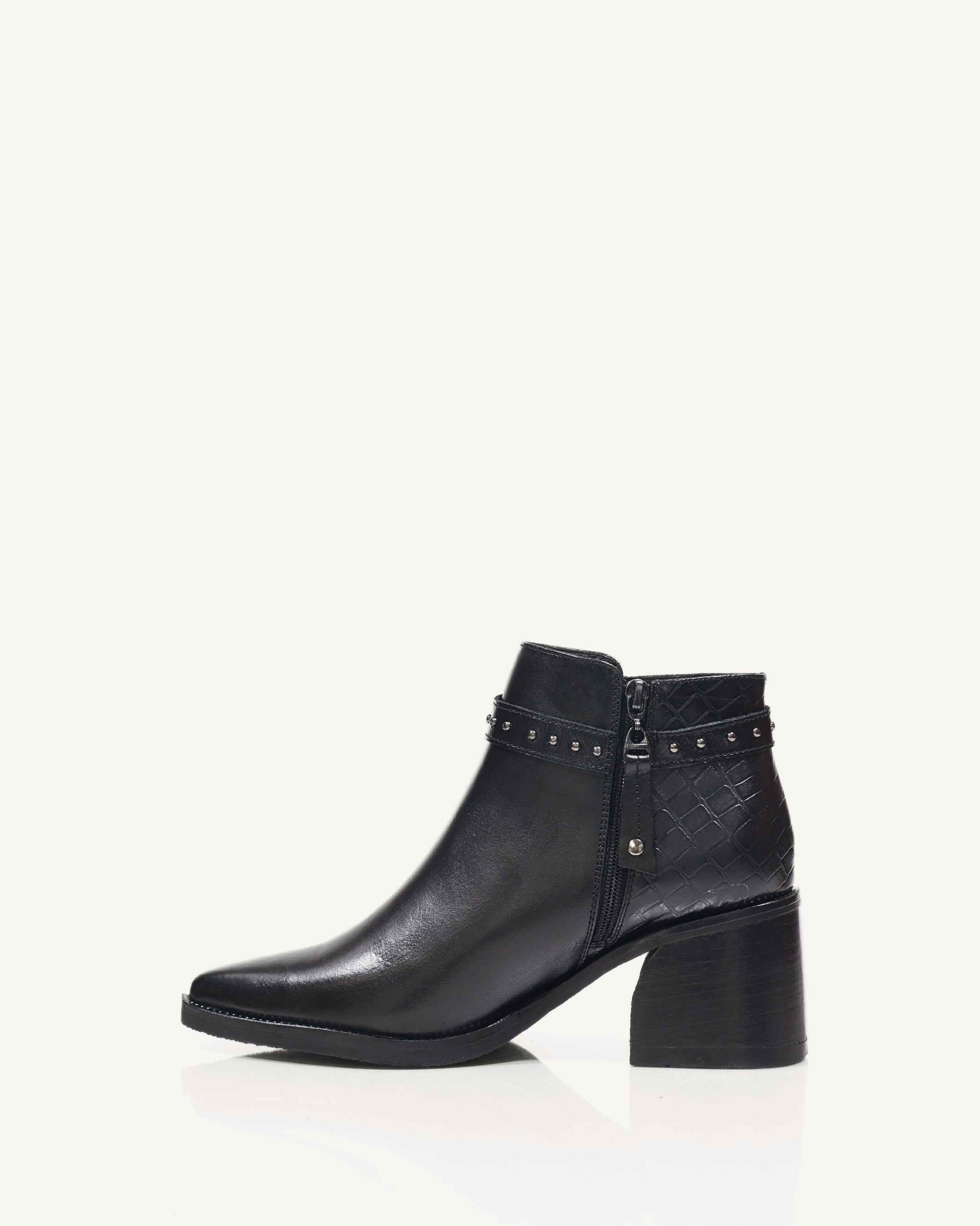 Botines en Cuero con Correa de Taches Morga Negro - Antonina