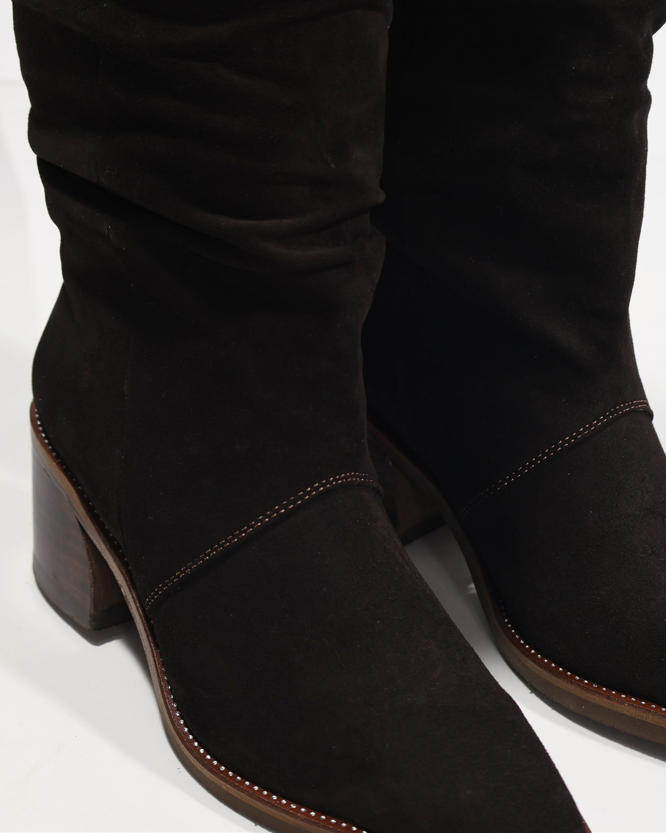 Botas en Cuero Ante con Efecto Slouchy y Silueta Texana Oana Chocolate - Antonina