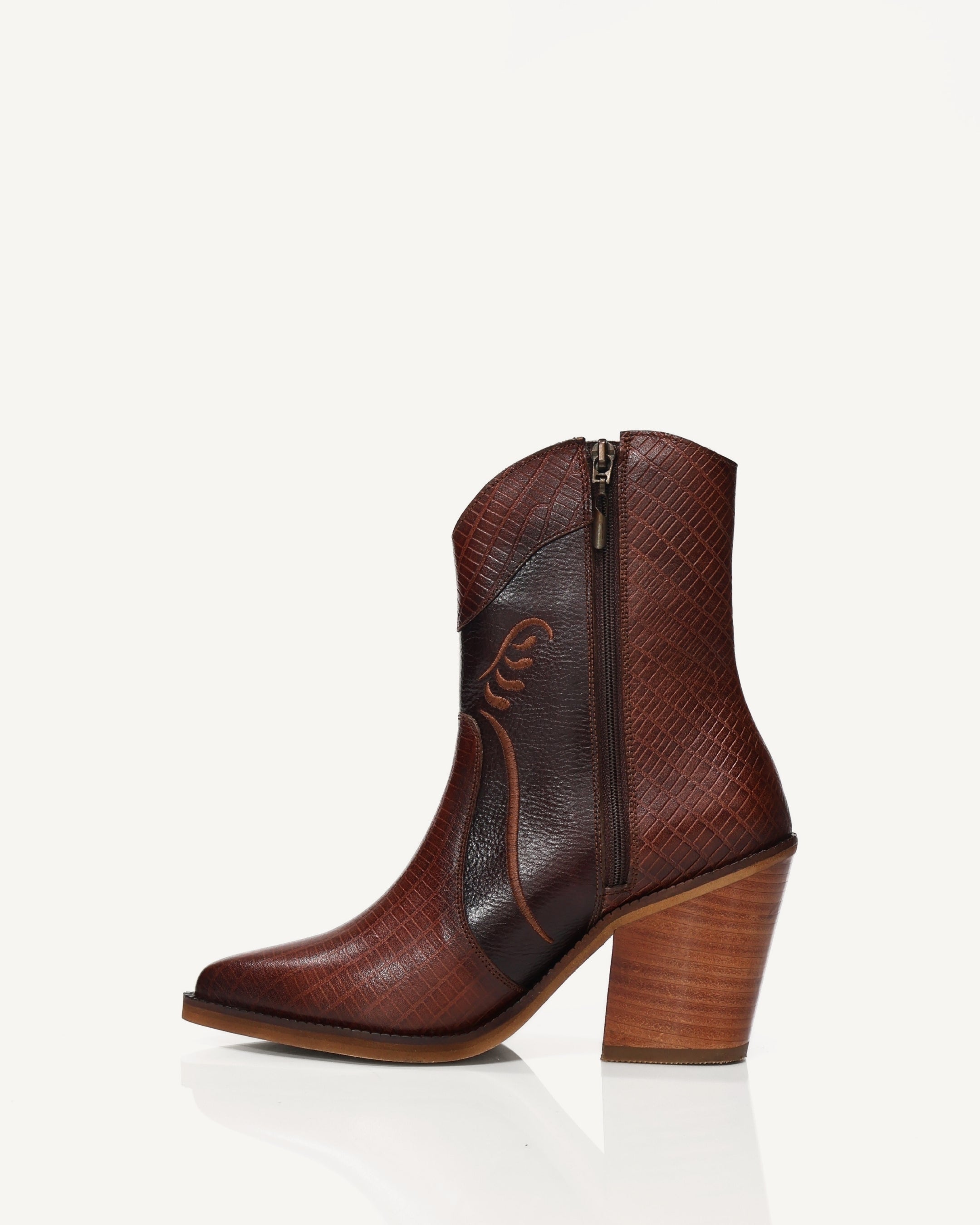 Botines Texanos en Cuero con Bordado Villanueva Coñac - Antonina