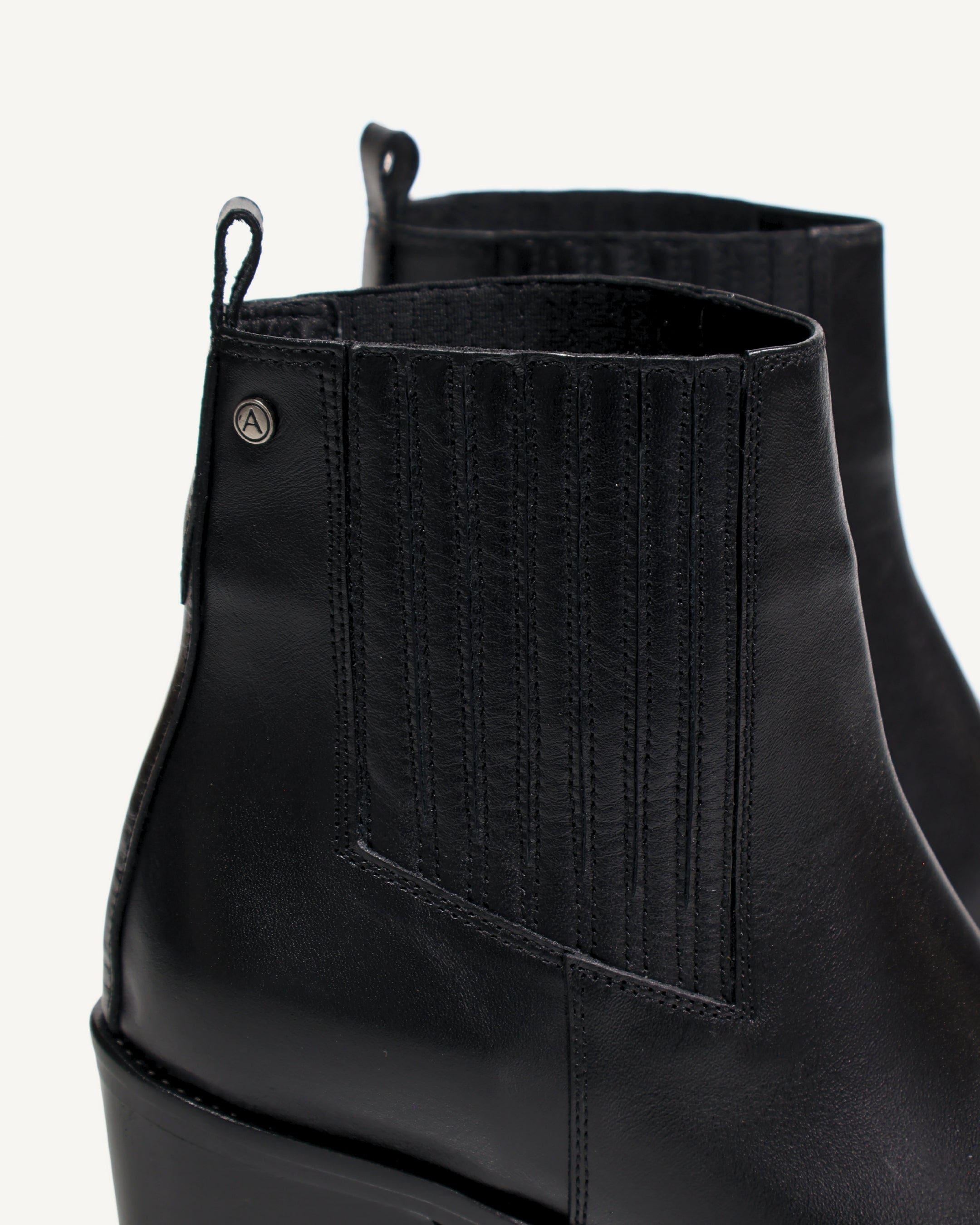 Botines en Cuero con Resorte Cubierto en Cuero Luna Negro - Antonina