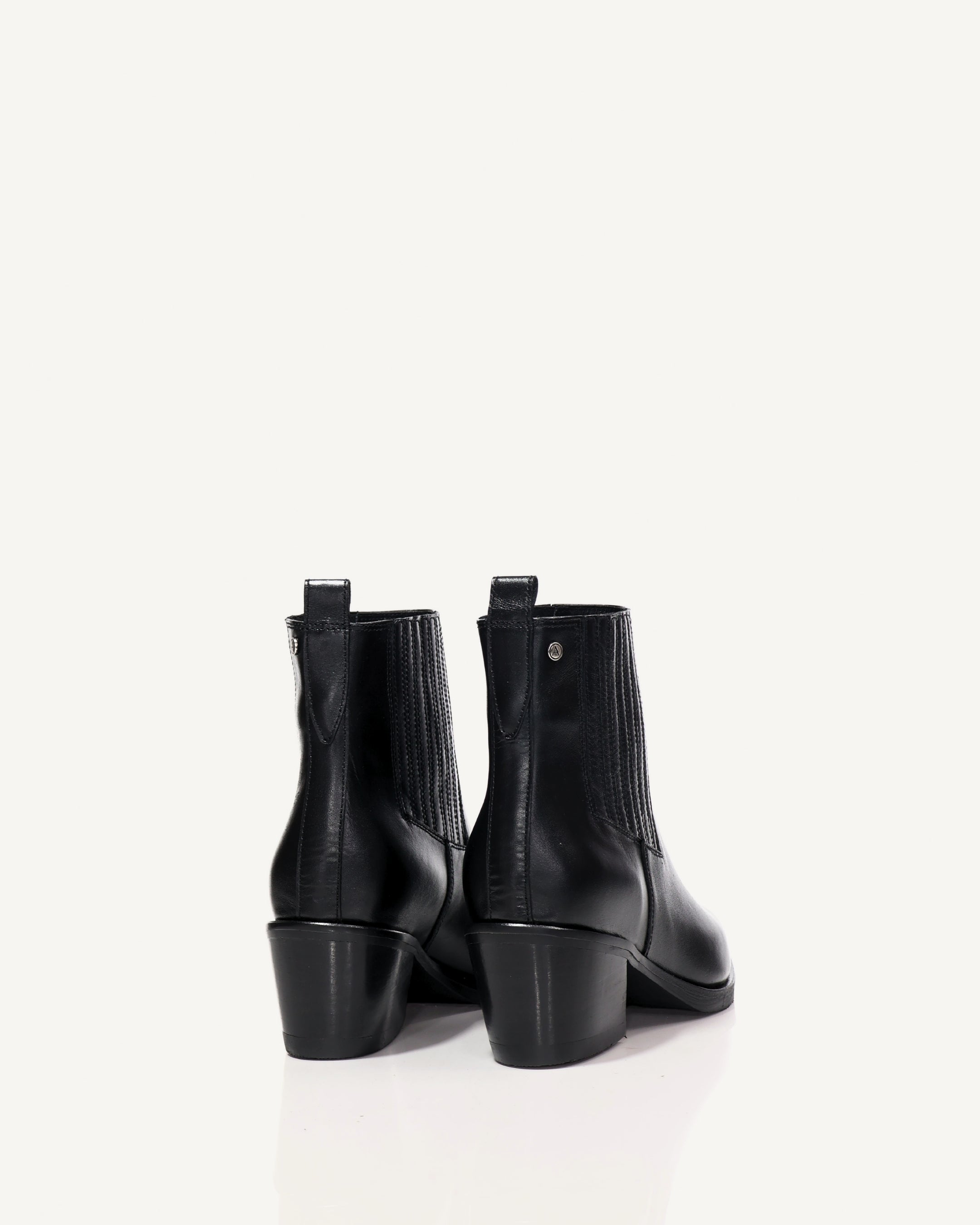 Botines en Cuero con Resorte Cubierto en Cuero Luna Negro - Antonina