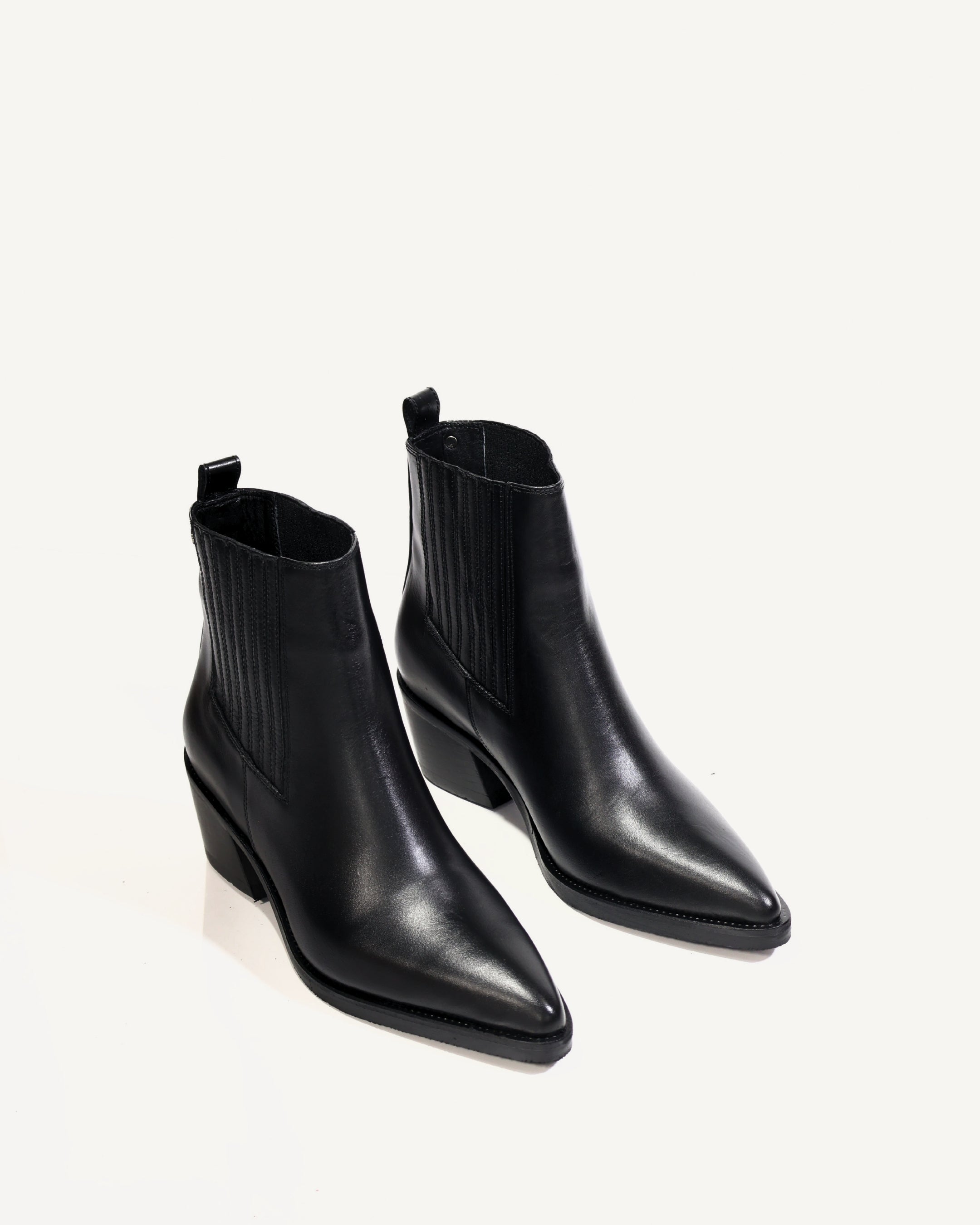 Botines en Cuero con Resorte Cubierto en Cuero Luna Negro - Antonina