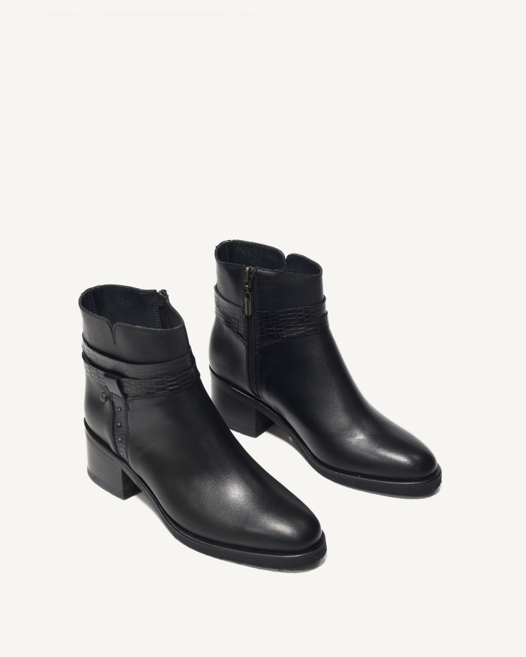 Botines en Cuero con Correa Decorativa Napoli Negro - Antonina
